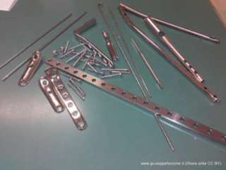 Placche, viti e fili metallici usati in ortopedia frattura, ossa, sintesi