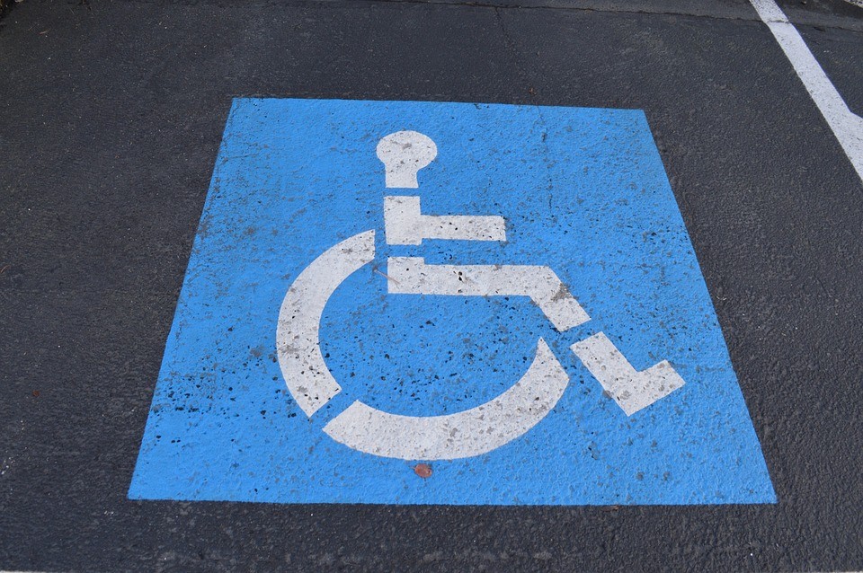 Rilievo segnaletico stradale per stalli di sosta riservati a soggetti con disabilità motoria