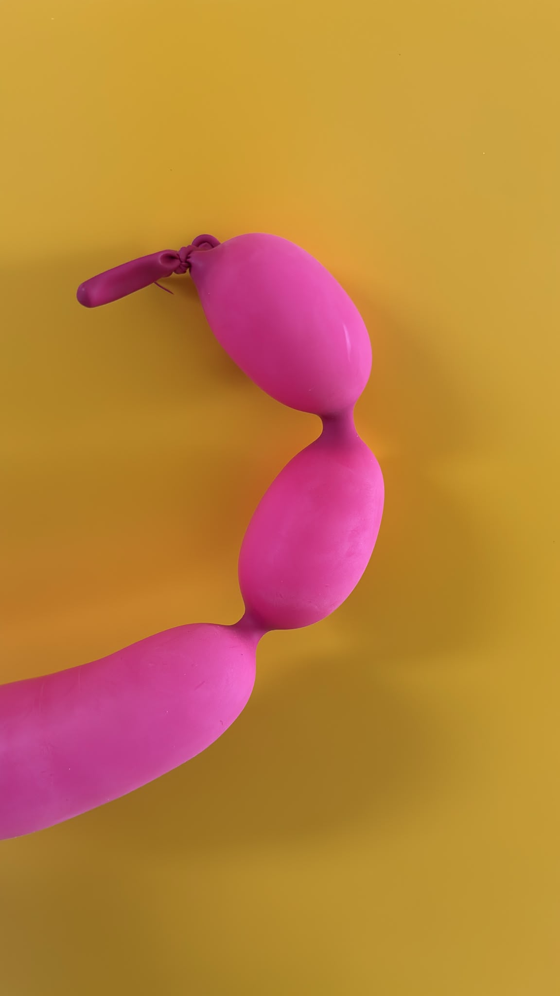 Un palloncino modellabile mostra come strozzature e rigonfiamenti si possano susseguire