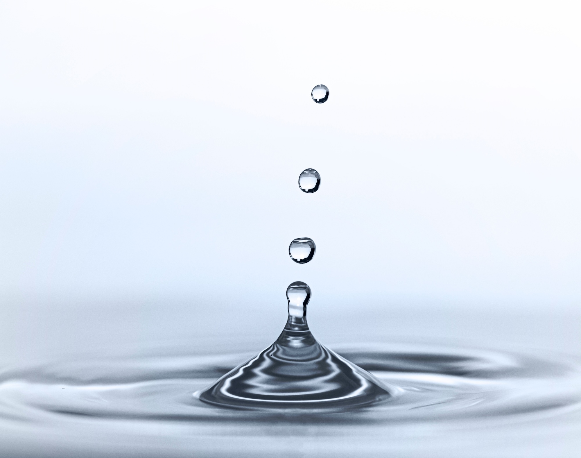 Goccia d'acqua al momento dell'impatto con corona di schizzi in risalita
