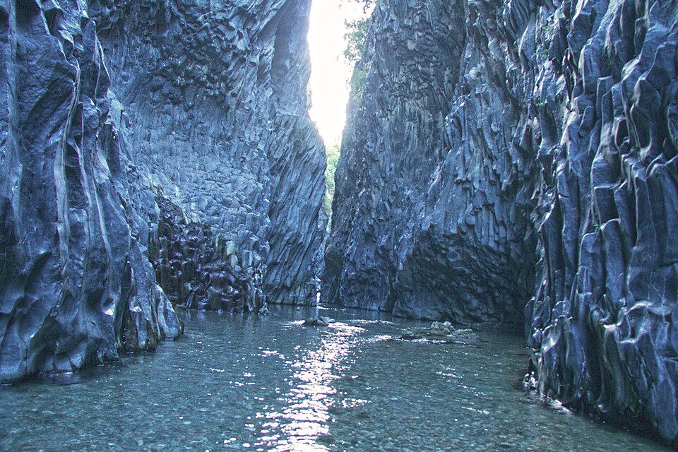 Fiume che scorre e scava la roccia basaltica nelle gole dell'Alcantara