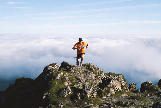 Un trail runner in montagna