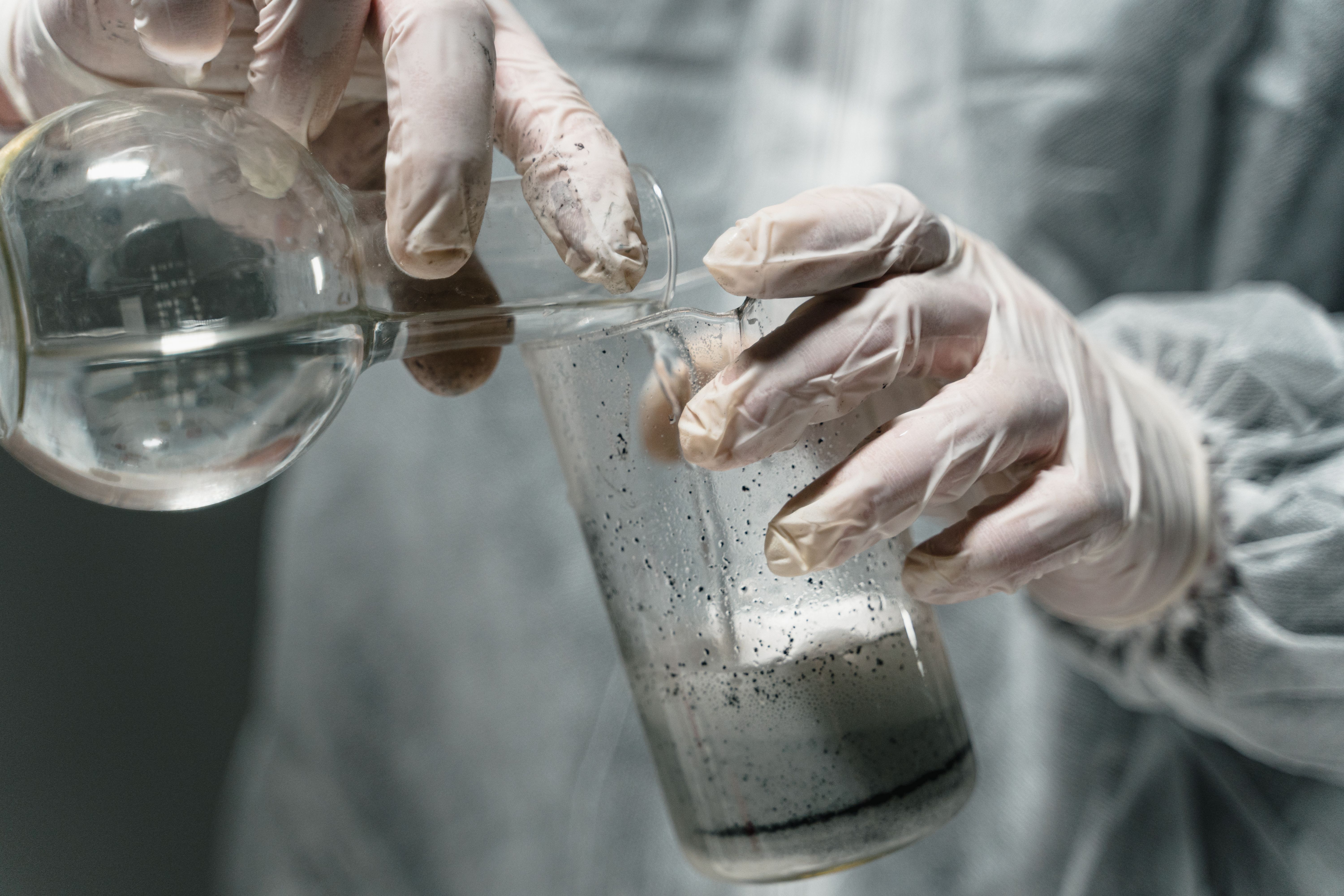 Miscelazione in laboratorio di fluidi in contenitori di vetro